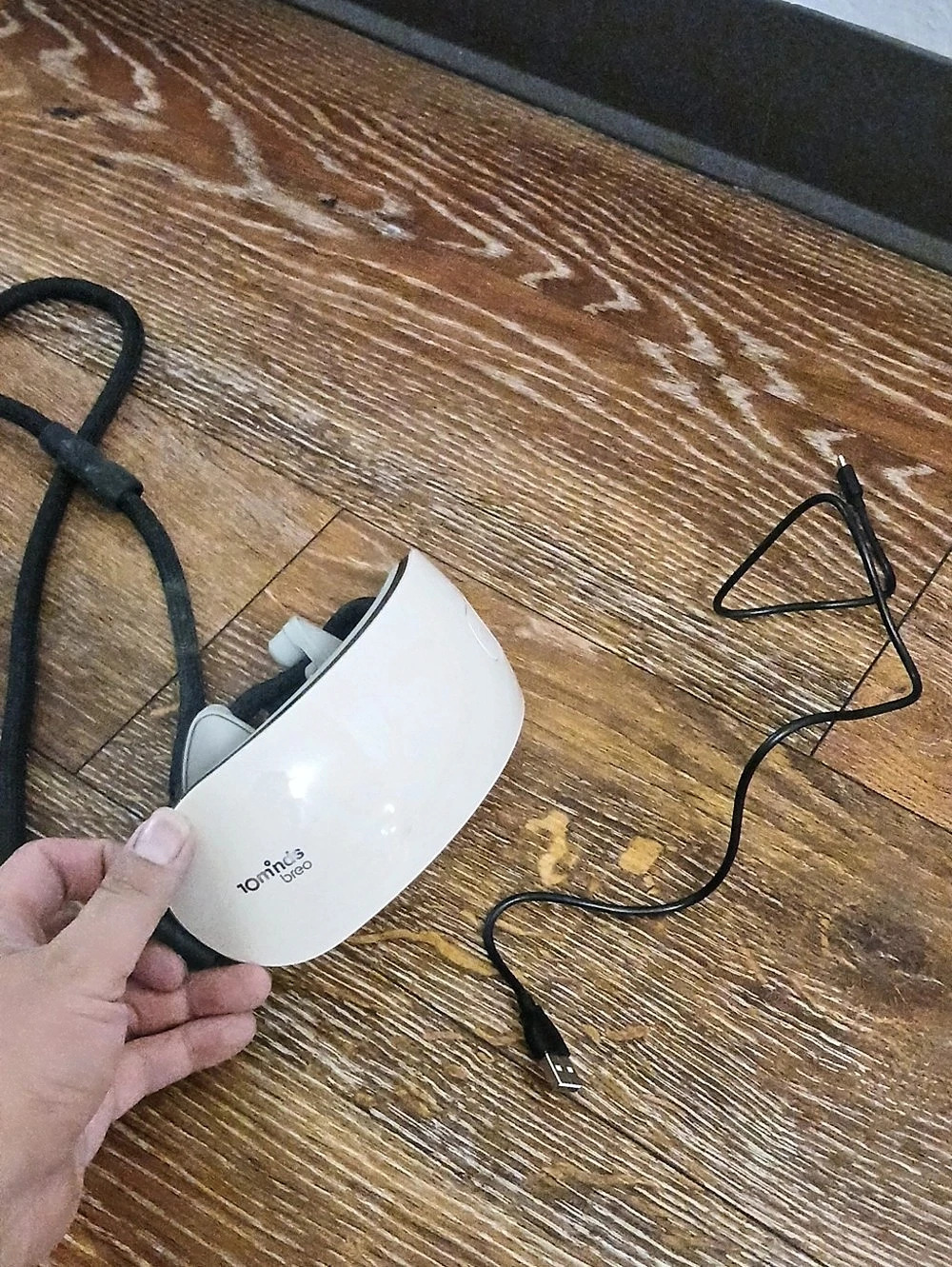 Breo Isee4 Eye Massager White & Black